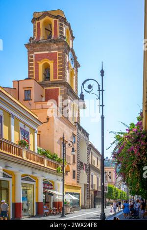 Il bellissimo Duomo dei San Filippo e Giacomo, la Cattedrale di Sorrento, un edificio iconico sia all'interno che all'esterno, situato lungo corso Italia nel SORR Foto Stock