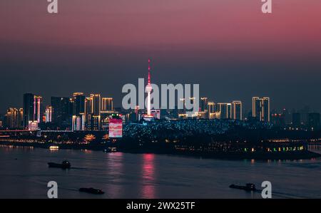 Una vista aerea dei grattacieli di Wuhan lungo il fiume Yangtze di notte Foto Stock