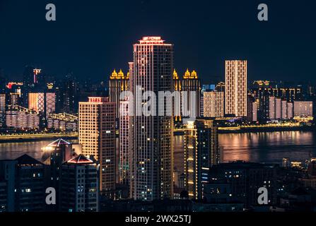 Una vista aerea dei grattacieli di Wuhan lungo il fiume Yangtze di notte Foto Stock