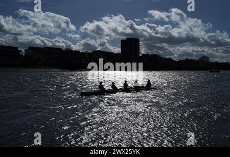 Una barca a remi sul fiume Tamigi Putney, Londra. Data foto: Mercoledì 27 marzo 2024. Foto Stock