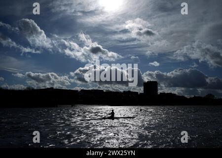 Una barca a remi sul fiume Tamigi Putney, Londra. Data foto: Mercoledì 27 marzo 2024. Foto Stock