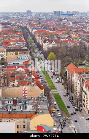 2024-03-26, Berlino, Baustelle Estrel Tower, Baubeginn Juli 2021, Eröffnung Ende 2025, brutto-Grundfläche 77,500 qm,das Gebäude wird bei Fertigstellung eine Höhe von 176 Meter haben und somit der höchste Wolkenkratzer in Berlin Sein.Pressetermin:Der Berliner Senat besucht die Baustelle.Blick vom 21 Stock des Estrel Tower auf die Sonnenallee Neukölln *** 2024 03 26,Berlin,Estrel Tower, inizio dei lavori, luglio 2021, apertura alla fine del 2025, superficie lorda di 77.500 m2, l'edificio sarà alto 176 metri al completamento, il che lo rende il grattacielo più alto di Berlino evento stampa Berlino Foto Stock