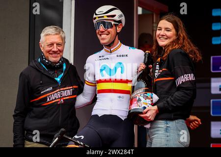 Roeselare, Belgio. 27 marzo 2024. Lo spagnolo Oier Lazkano del Movistar Team nella foto al via della gara d'élite maschile della corsa ciclistica 'Dwars Door Vlaanderen', 188, a 6 km da Roeselare a Waregem, mercoledì 27 marzo 2024. BELGA FOTO DAVID PINTENS credito: Belga News Agency/Alamy Live News Foto Stock