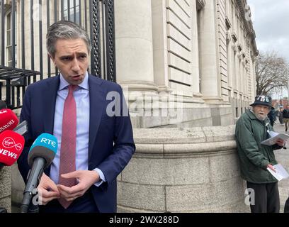 Simon Harris parla ai media degli edifici governativi di Dublino, prima di quella che dovrebbe essere l'ultima riunione del Gabinetto prima che il Taoiseach Leo Varadkar si dimetta ufficialmente. Harris dovrebbe assumere il ruolo, in attesa dell'approvazione di Dail Eireann. Data foto: Mercoledì 27 marzo 2024. Foto Stock