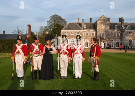 Residenza di campagna la ricchezza della società britannica sbarcò la casa privata della nobiltà Farleigh Wallop House, Farleigh Wallop, Hampshire. Lady Clementine Wallop con soldati del fine settimana rievocati. HOMER SYKES DEGLI ANNI '2008 2000 DEL REGNO UNITO Foto Stock