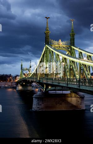 Il Ponte della libertà di Budapest al crepuscolo. Foto Stock