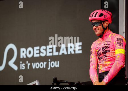 Roeselare, Belgio. 27 marzo 2024. Italiano Alberto Bettiol di EF Education-EasyPost nella foto al via della gara d'élite maschile della corsa ciclistica 'Dwars Door Vlaanderen', 188, a 6 km da Roeselare a Waregem, mercoledì 27 marzo 2024. BELGA FOTO DAVID PINTENS credito: Belga News Agency/Alamy Live News Foto Stock