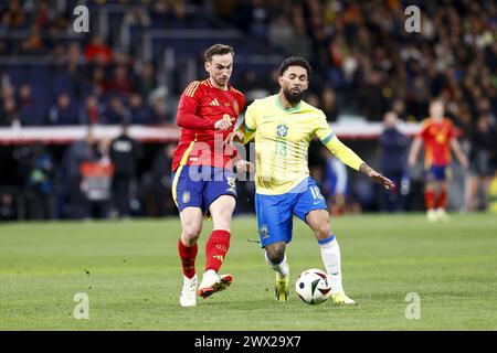 Madrid, Spagna, 26 marzo 2024, Fabian Ruiz di Spagna in azione contro il brasiliano Douglas Luiz durante l'amichevole internazionale di calcio tra Spagna e Brasile il 26 marzo 2024 allo stadio Santiago Bernabeu di Madrid, Spagna Foto Stock
