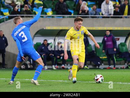 Breslavia, Polonia. 26 marzo 2024. Viktor Tsygankov dell'Ucraina (R) controlla una palla durante i play-off UEFA EURO 2024 Ucraina contro Islanda alla Tarczynski Arena di Breslavia, Polonia. L'Ucraina ha vinto 2-1. Crediti: Oleksandr Prykhodko/Alamy Live News Foto Stock