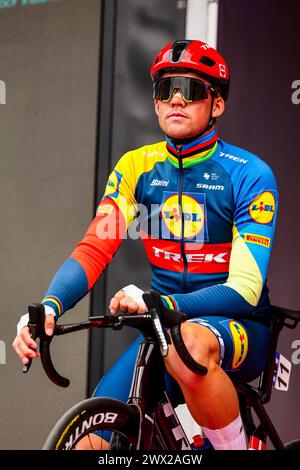 Roeselare, Belgio. 27 marzo 2024. Danese Mads Pedersen di Lidl-Trek nella foto al via della gara d'élite maschile della corsa ciclistica 'Dwars Door Vlaanderen', 188, a 6 km da Roeselare a Waregem, mercoledì 27 marzo 2024. BELGA FOTO DAVID PINTENS credito: Belga News Agency/Alamy Live News Foto Stock