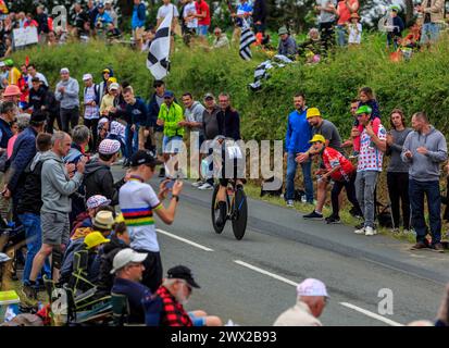 Louverne, Francia - 30 giugno 2021: Vista posteriore del ciclista danese Jonas Vingegaard del Team Jumbo-Visma cavalca sotto la pioggia durante la quinta tappa (Individua Foto Stock