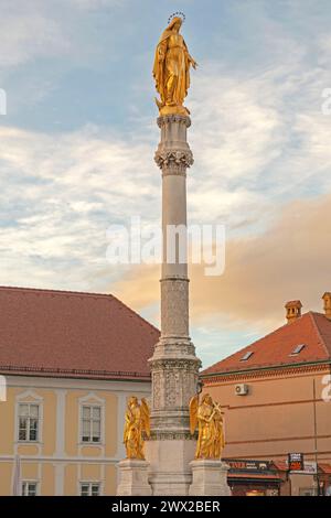 Zagabria, Croazia - 3 novembre 2019: Statua dorata Monumento all'assunzione della Beata Vergine Maria a Kapitol nel centro della città. Foto Stock