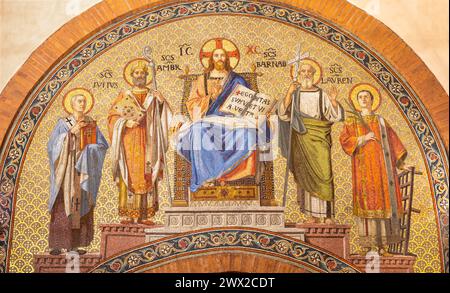 MILANO, ITALIA - 6 MARZO 2024: Il mosaico di Gesù il Pantocratore e insegnante tra i santi nella chiesa di San Babila Foto Stock