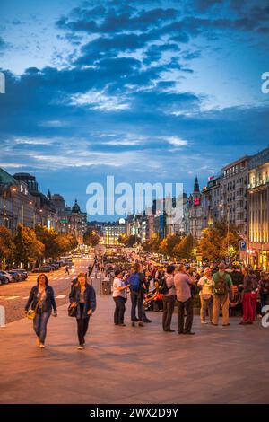 Il crepuscolo scende in Piazza Venceslao con la vivace vita di strada di Praga. Foto Stock