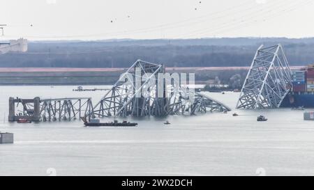 Baltimora, Stati Uniti d'America. 26 marzo 2024. I detriti d'acciaio del caduto Francis Scott Key Bridge bloccano il canale e si appoggiano anche sulla prua della Dali, la nave portacontainer lunga 948 metri che si è schiantata contro di esso, crollando la campata nel fiume Patapsco a Baltimora, Maryland, martedì 26 marzo 2024.credito: Saquan Stimpson/CNP/Sipa USA credito: SIPA USA/Alamy Live News Foto Stock