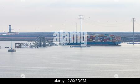 Baltimora, Stati Uniti d'America. 26 marzo 2024. I detriti d'acciaio del caduto Francis Scott Key Bridge bloccano il canale e si appoggiano anche sulla prua della Dali, la nave portacontainer lunga 948 metri che si è schiantata contro di esso, crollando la campata nel fiume Patapsco a Baltimora, Maryland, martedì 26 marzo 2024.credito: Saquan Stimpson/CNP/Sipa USA credito: SIPA USA/Alamy Live News Foto Stock