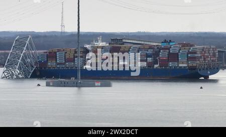 Baltimora, Stati Uniti d'America. 26 marzo 2024. I detriti d'acciaio del caduto Francis Scott Key Bridge poggiano sulla prua della Dali, la nave portacontainer lunga 948 metri che si è schiantata su di essa, crollando la campata nel fiume Patapsco a Baltimora, Maryland, martedì 26 marzo 2024.credito: Saquan Stimpson/CNP/Sipa USA Credit: SIPA USA/Alamy Live News Foto Stock