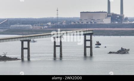 Baltimora, Stati Uniti d'America. 26 marzo 2024. Parte del Francis Scott Key Bridge, rimane in piedi all'indomani del Dali, la nave portacontainer lunga 948 piedi che si schiantò contro di esso crollando altre parti della campata nel fiume Patapsco a Baltimora, Maryland, martedì 26 marzo 2024.credito: Saquan Stimpson/CNP/Sipa USA Credit: SIPA USA/Alamy Live News Foto Stock