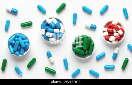 Pillole mediche su sfondo bianco, vista dall'alto. Primo piano sugli integratori alimentari colorati. Bel motivo. Banner panoramico. Varie vitamine, assortite Foto Stock