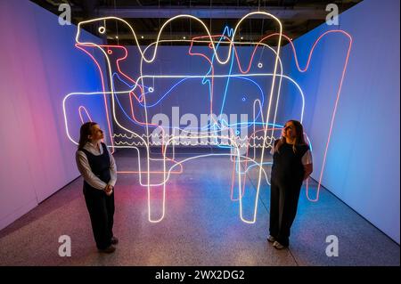 Londra, Regno Unito. 27 marzo 2024. Lo Zoo di Enzo, 2020, di Nanda Vigo, ispirato al lavoro di Enzo, Una retrospettiva che abbraccia i 60 anni di carriera di Enzo Mari. Al Museo della Scienza. Questa grande mostra comprende l'intero spettro delle opere di Mari, dal suo lavoro come designer, ma anche come artista, insegnante, critico e teorico. In totale, più di 300 oggetti saranno esposti - la maggior parte non è mai stata vista nel Regno Unito prima. Crediti: Guy Bell/Alamy Live News Foto Stock
