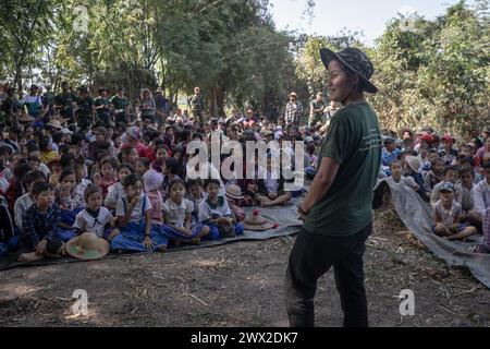 © Chris Huby/le Pictorium/MAXPPP - 09/01/2024 Chris Huby/le Pictorium - 09/01/2024 - Birmanie/Karen (regione) - Les FBR proposent des spectacles aux enfants de Deplaces. Des Campements de refugies aux Villages bombardes, rencontre avec une population martyrisee par la junte et decouverte de l'action humanitaire des FBR. La Birmanie continue sa descente aux enfers depuis trois ans, dans une indifference quasi totale, et il est important de rapporter l'engagement des FBR aupres de ce peuple qui compte Plus que jamais sur l'opinion publique internationale pour lui venir en aide. Foto Stock