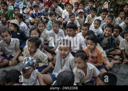 © Chris Huby/le Pictorium/MAXPPP - 09/01/2024 Chris Huby/le Pictorium - 09/01/2024 - Birmanie/Karen (regione) - Les FBR proposent des spectacles aux enfants de Deplaces. Des Campements de refugies aux Villages bombardes, rencontre avec une population martyrisee par la junte et decouverte de l'action humanitaire des FBR. La Birmanie continue sa descente aux enfers depuis trois ans, dans une indifference quasi totale, et il est important de rapporter l'engagement des FBR aupres de ce peuple qui compte Plus que jamais sur l'opinion publique internationale pour lui venir en aide. Foto Stock