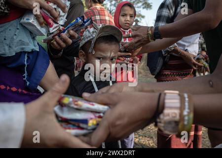 © Chris Huby/le Pictorium/MAXPPP - 10/01/2024 Chris Huby/le Pictorium - 10/01/2024 - Birmanie/Karen (regione) - Les FBR distribuent de l'alimentation aux populations de Deplaces. Des Campements de refugies aux Villages bombardes, rencontre avec une population martyrisee par la junte et decouverte de l'action humanitaire des FBR. La Birmanie continue sa descente aux enfers depuis trois ans, dans une indifference quasi totale, et il est important de rapporter l'engagement des FBR aupres de ce peuple qui compte Plus que jamais sur l'opinion publique internationale pour lui venir en Foto Stock