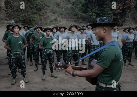 © Chris Huby/le Pictorium/MAXPPP - 01/01/2024 Chris Huby/le Pictorium - 01/01/2024 - Birmanie/Karen (regione) - Camp des Free Burma Rangers - Jour de la remise des diplomes officiels FBR apres 4 mois d'entrainement. La plupart sont diplomes pour leur 2e mission et son volontaires pour 4 ans en tout. Des Campements de refugies aux Villages bombardes, rencontre avec une population martyrisee par la junte et decouverte de l'action humanitaire des FBR. La Birmanie continue sa descente aux enfers depuis trois ans, dans une indifference quasi totale, et il est important de rapporter l Foto Stock