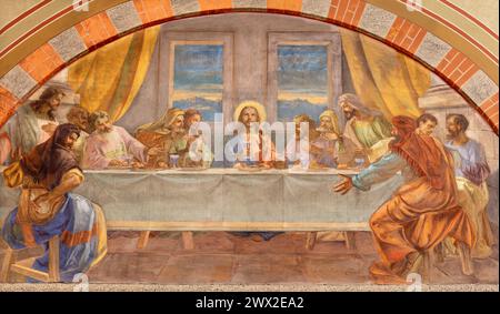 MILANO, ITALIA - 6 MARZO 2024: L'affresco dell'ultima cena nella chiesa del Redentore di Angelo galloni (1950). Foto Stock