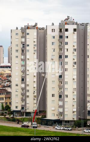 Rimozione iniziale con sollevatore idraulico. Trasportatori che trasportano merci in ascensore dalla finestra dell'edificio Foto Stock