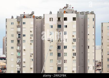 Rimozione iniziale con sollevatore idraulico. Trasportatori che trasportano merci in ascensore dalla finestra dell'edificio Foto Stock