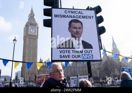 Il giorno in cui il Cancelliere conservatore dello Scacchiere Jeremy Hunt tiene il suo discorso di bilancio pre-elettorale, i manifestanti si riuniscono a Westminster per protestare contro l'aginsta economia gestita dai Tory il 6 marzo 2024 a Londra, Regno Unito. Foto Stock