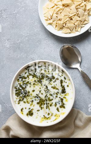 Zuppa turca tradizionale fatta in casa con impasto triangolare allo yogurt con olio e foglie di menta secche Foto Stock