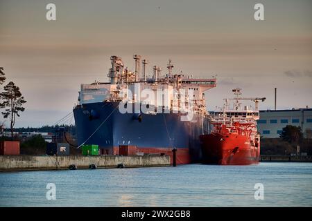 Lubmin, Germania - 01 28 2023: Primo terminale GNL con autocisterna Nettuno (nave di supporto offshore, IMO 9385673) ormeggiato per la rigassificazione del GNL da Foto Stock