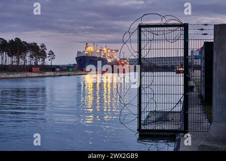 Lubmin, Germania - 01 28 2023: Primo terminale GNL con autocisterna Nettuno (nave di supporto offshore, IMO 9385673) ormeggiato per la rigassificazione del GNL da Foto Stock