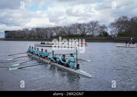 Londra, Regno Unito 27 marzo 2024 . L'equipaggio femminile di otto uomini a remi dell'università di Cambridge (barca blu) inizia una sessione di allenamento sul Tamigi a Putney. La corsa in barca universitaria è tradizionalmente condotta tra otto pesi liberi sul Tamigi e si svolgerà sabato 30 marzo 2024 Credit: amer ghazzal/Alamy Live News Foto Stock