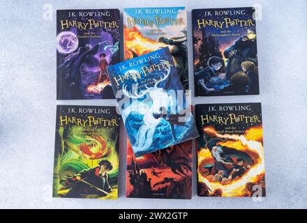 Una pila di libri su Harry Potter dello scrittore JK Rowling. Libro della collezione. Ucraina, Kiev - 26 gennaio 2024 Foto Stock