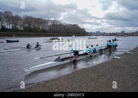 Londra, Regno Unito 27 marzo 2024 . L'equipaggio femminile di otto uomini a remi dell'università di Cambridge (barca blu) inizia una sessione di allenamento sul Tamigi a Putney. La corsa in barca universitaria è tradizionalmente condotta tra otto pesi liberi sul Tamigi e si svolgerà sabato 30 marzo 2024 Credit: amer ghazzal/Alamy Live News Foto Stock