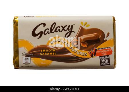 Bar of Galaxy Smooth Caramel Chocolate bar futures più luminosi isolati su sfondo bianco Foto Stock