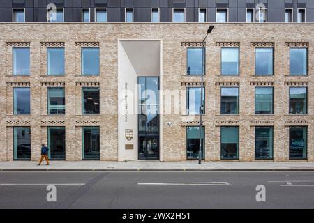 Guardando dritto all'ingresso principale, attraversando Fulham Road. Fulham Boys School, Fulham, Regno Unito. Architect: Architecture Initiative, 2021. Foto Stock