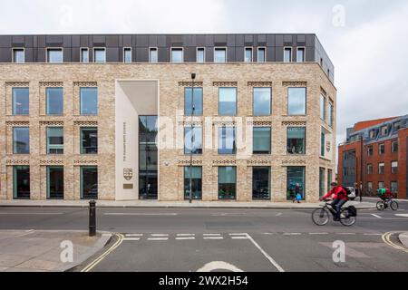 Guardando dritto all'ingresso principale, attraversando Fulham Road. Fulham Boys School, Fulham, Regno Unito. Architect: Architecture Initiative, 2021. Foto Stock