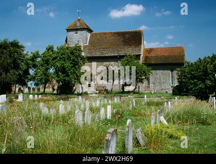 Chiesa di San Giovanni Battista, Clayton, Brighton, West Sussex. Guardando a nord sul sagrato della chiesa anglosassone con Belfry sulla sinistra. Foto Stock