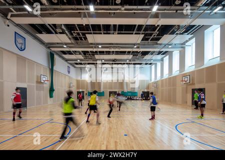 La sala principale è utilizzata per il calcio. Fulham Boys School, Fulham, Regno Unito. Architect: Architecture Initiative, 2021. Foto Stock