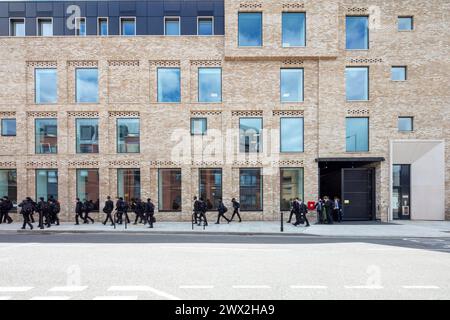 Studenti che lasciano la scuola. Fulham Boys School, Fulham, Regno Unito. Architect: Architecture Initiative, 2021. Foto Stock