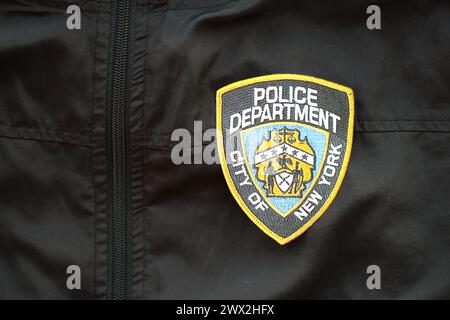 KIEV, UCRAINA - 9 MARZO 2024 patch della polizia di New York su giacca nera uniforme primo piano Foto Stock