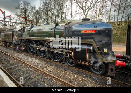 BR Standard Classe 7 70000 locomotiva a vapore Brittania vista sulla ferrovia del Lancashire orientale. Stazione di By Bolton Street. Foto Stock