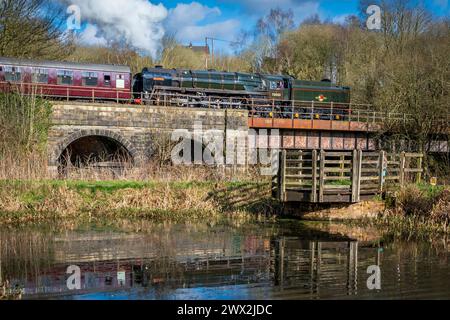 BR Standard Classe 7 70000 locomotiva a vapore Brittania vista sulla ferrovia del Lancashire orientale. Viadotto del Burrs Country Park/ Foto Stock