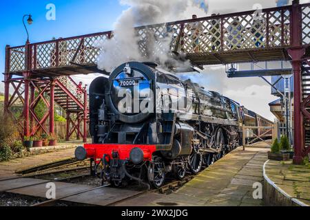 BR Standard Classe 7 70000 locomotiva a vapore Brittania vista sulla ferrovia del Lancashire orientale. Stazione di Ramsbottom. Foto Stock