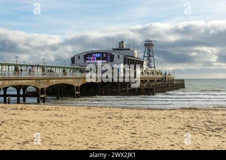 Bournemouth, Regno Unito - 23 dicembre 2023: Molo di Bournemouth visto da West Beach. Foto Stock