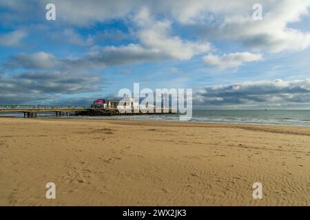 Bournemouth, UK - 23 dicembre 2023: Bournemouth West Beach con il molo sullo sfondo. Foto Stock